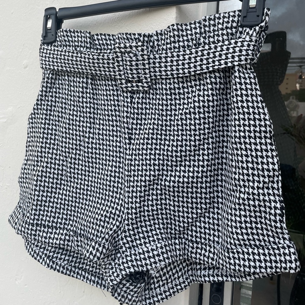 Shorts with houndstooth print